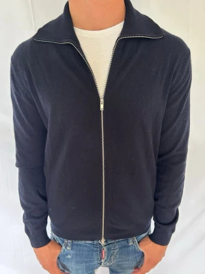 Massimo dutti tröja  - Säljer denna tvärfeta ziptröja ifrån Massimo dutti. Modellen är ca 180 cm lång och väger 73 kg tveka inte på att kontakta mig vid minsta fundering🙌