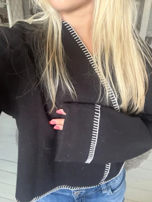 Jacka med dekorativ detalj - Jacka ifrån Gina Tricot med fina sömmar längst kanten, finns även knappar som man kan knäppa upp, knappt använd