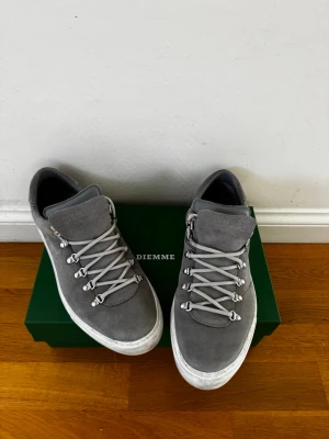 Gråa Diemme - Snygga grå sneakers i mocka från Diemme. Knappt använda, väldigt fräsha, storlek 44. Nypris   ca 3500kr