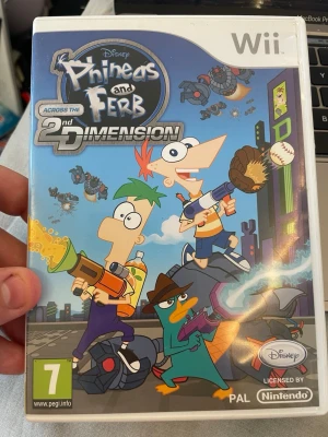 Phineas and Ferb: Across the 2nd Dimension Wii - Phineas and Ferb: Across the 2nd Dimension till Nintendo Wii är ett actionäventyrsspel baserat på Disney-serien. Spelet har färgglad tecknad grafik och låter dig spela som Phineas, Ferb och Agent P i olika dimensioner och slåss mot robotar och Dr. Doofenshmirtz.