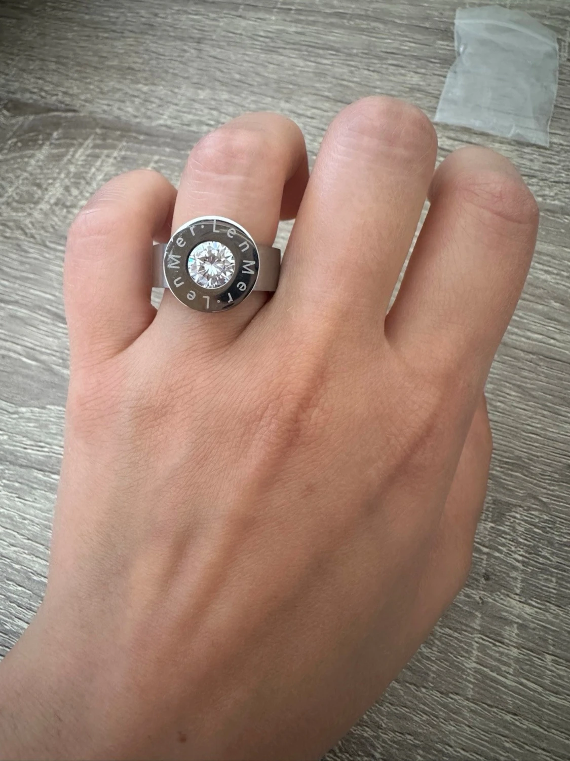 Silverfärgad ring med stor sten från LenMer - 1