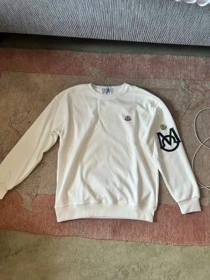 Moncler tröja  - Säljer denna snygga Moncler sweatshirt i storlek M, knappt använd, den har mer legat i garderoben, pris kan diskuteras!! Tveka inte att skriva!!
