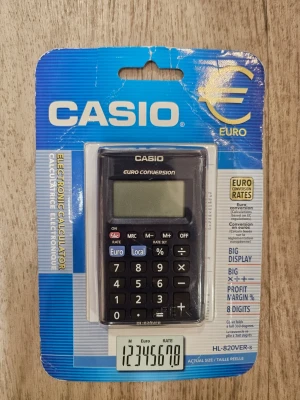 Casio Euro-omvandlare miniräknare - Smidig elektronisk miniräknare från Casio, modell HL-820VER-s, perfekt för euro-omvandling. Svart plastkropp med stora knappar och tydlig display. Funktioner för euro, lokal valuta, procent och marginal. Levereras i originalförpackning.