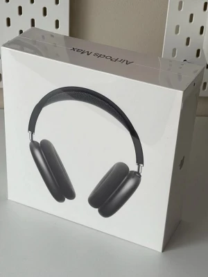 Apple AirPods Max hörlurar svart - Snygga och moderna Apple AirPods Max hörlurar i svart. Over-ear design med mjuka öronkuddar och justerbart huvudband i metall och mesh. Perfekta för musik, gaming eller film med grym ljudkvalitet och stilren look.