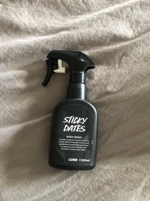 Lush body spray- Sticky Dates - Säljer på grund av använder inte och gillar inte lukten. Den är helt oanvänd säljer för 250