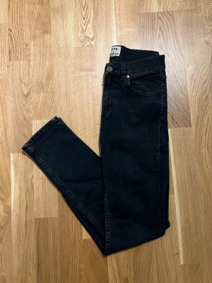 Mörkblå Acne Jeans - Acne Studios jeans för män, passformen är Slim-Fit. Plagget är nyskick, inga defekter. Storlek Waist 29 / Lenght 32. Hör av dig vid intresse/frågor. PRIS KAN DISKUTERAS!