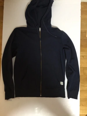 Jack jones Hoodie - Säljer mitt använda jack jones hoodie som är i helt okej skick! Fråga gärna om du har funderingar!