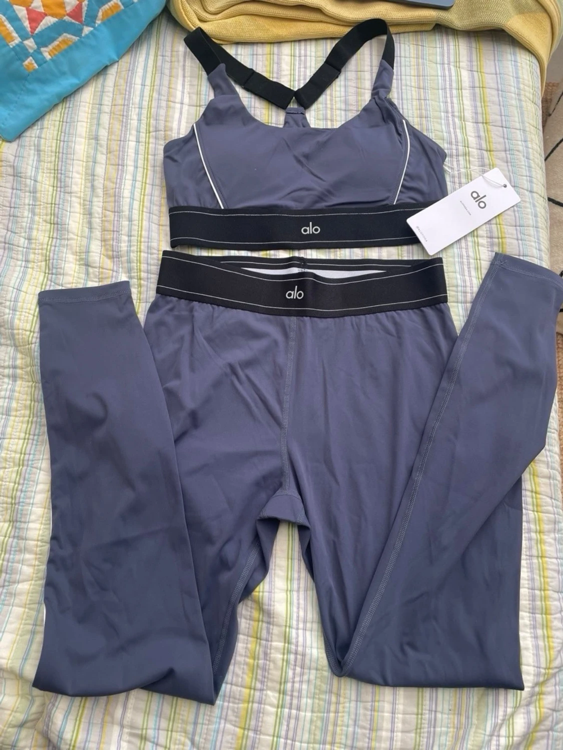 Grått set från Alo med sport-bh och tights