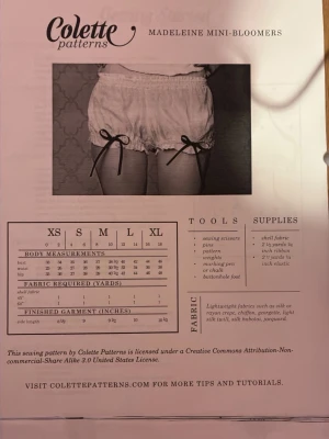 Madeleine mini-bloomers från Colette - Ett symönster att sy shorts. Shortsen har en lös passform och är perfekta för en avslappnad och lekfull stil. Sus gärna i ett lätt tyg som bomull eller rayon för extra komfort.