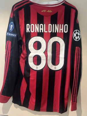 Milan tröja Ronaldinho - En Milan tröja med Ronaldinho i storlek L, helt ny