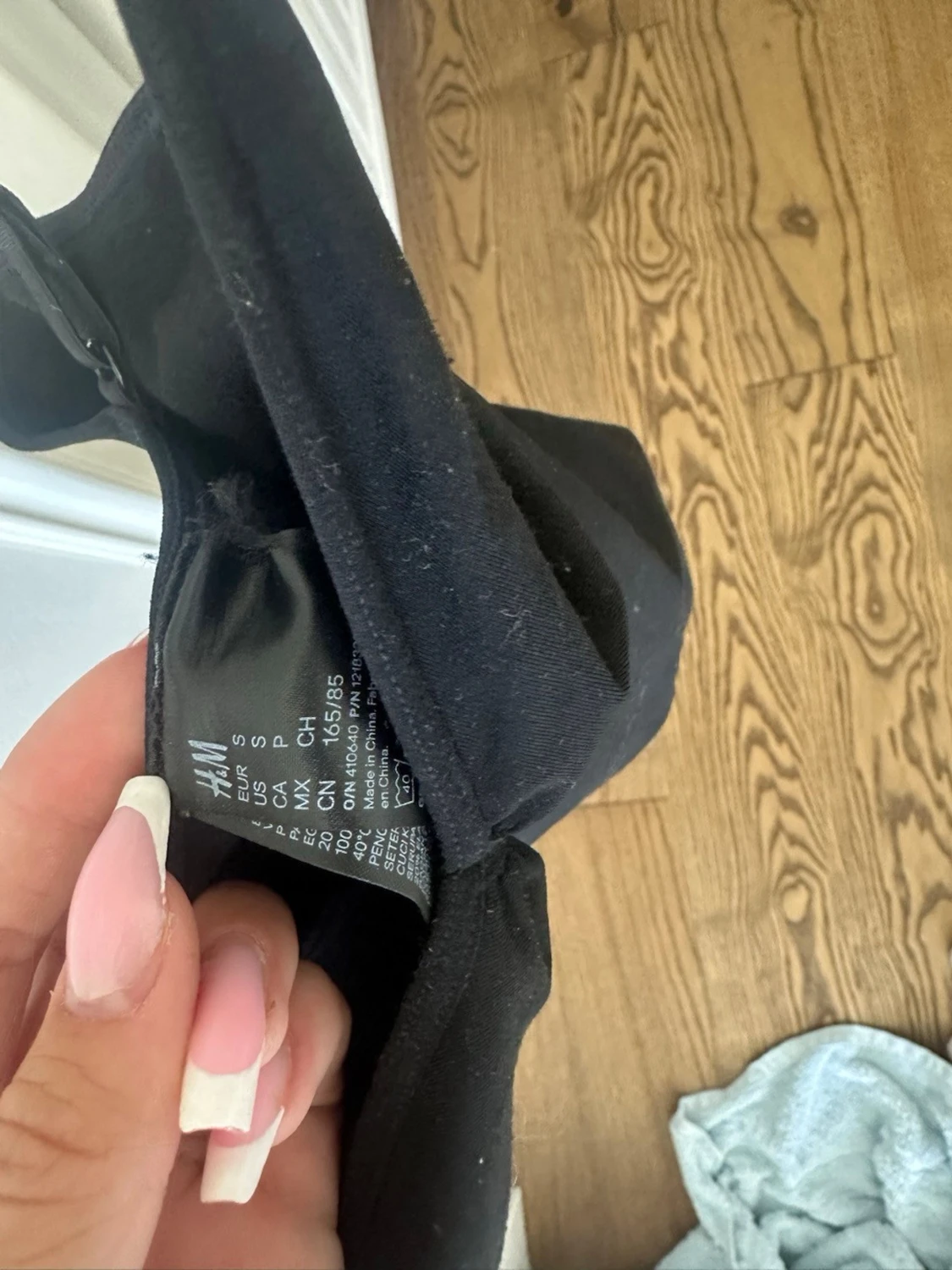 Svart body från H&M med smala band - 1