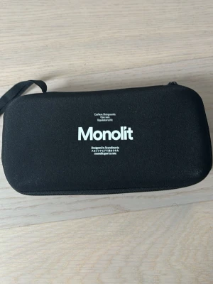 Monolit benskydd i kolfiber - Säljer ett par benskydd från Monolit i svart kolfiber-look. De är lätta och har en ergonomisk form för att passa smidigt under fotbollsstrumpan. Kommer i ett skyddande fodral med dragkedja och skuminsats för extra säkerhet.   40 Gram 