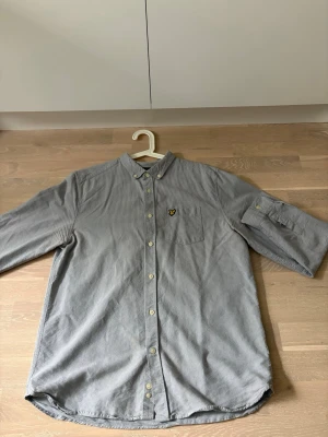 Lyle & Scott skjorta ljusblå/randig  - Jag säljer min galet stiliga skjorta men som också funkar som overshirt! Storlek XL på den men passar också L utan problem ;) 