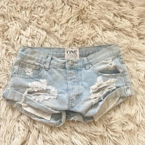 Q2Ljusblåa lågmidjade one teaspoon jeansshorts - Storlek W27! Midja ca 41 rakt över 