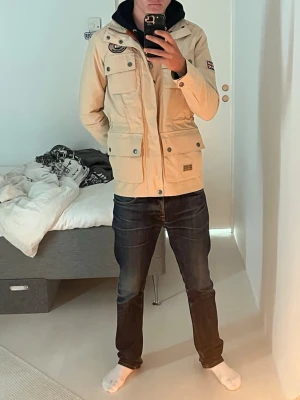 Morris field jacket - Snygg beige parkajacka med Perfekt för dig som vill ha en stilren och funktionell jacka till vardags. (HÖR AV DIG VID MINSTA FRÅGA 🤩🤩) -100% äkta- Sitter S/M