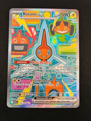 Pokémonkort Rotom EX 126/094 - Unikt Pokémonkort med Rotom EX-motiv, holografisk yta och färgstark design. Kortet har eltema och visar flera olika Rotom-former. Perfekt för samlare eller Pokémonfans som vill utöka sin samling med ett sällsynt kort.