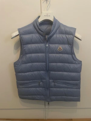 Moncler Gui-väst - Tjenare, säljer denna unika Moncler gui västen som jag knappt använt. Köpt från NK (kvitto på bild). Exakt som ny, säljer den tyvär för att jag vill rensa garderoben! Hör av dig vid minsta lilla.