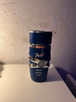 Asad Zanzibar parfym från Lattafa - Använt 2-3 gånger, skulle gissa på att det är runt 95 ml kvar.