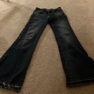 Mörkblå bootcut jeans - Säljer mina snygga favorit bootcut jeans med låg midja då de tyvärr blivit försmå. De är stretchiga och i stl 26 men skulle säga att de passar någon med stl 25 till 26. 💓