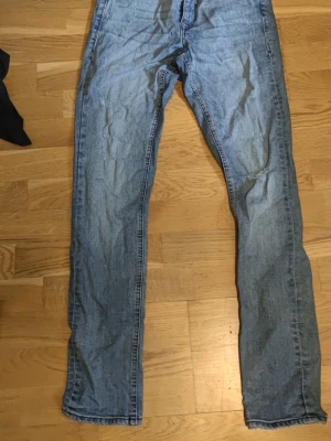 Snygga ljusblå Blend jeans W28/L32 - Säljer ett par superfina ljusblå jeans från märket Blend i storleken 28/32. Klassisk och snygg tvätt med fina slitningsdetaljer framtill. Perfekta vardagsjeans med skön passform!