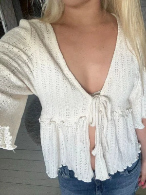 Blus med knyt framtill - Jätte fin blus som man knyter fram från Bikbok i storlek xs, använd ett fåtal gånger