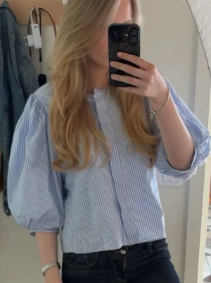  randig blus ifrån Zara!💕💕 - Säljer denna jättefina randiga blus ifrån Zara! Superfint skick! Storlek L men sitter jättebra på mig som vanligtvis har S💕💕