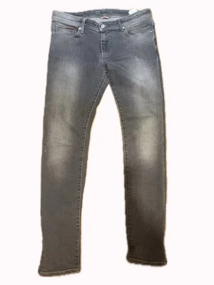 Hilfiger jeans  - Snygga grå jeans från hilfiger i slim fit- modell storlek 31/32. Jeansen är i ett väldig fint skick. Priset går att diskuter.