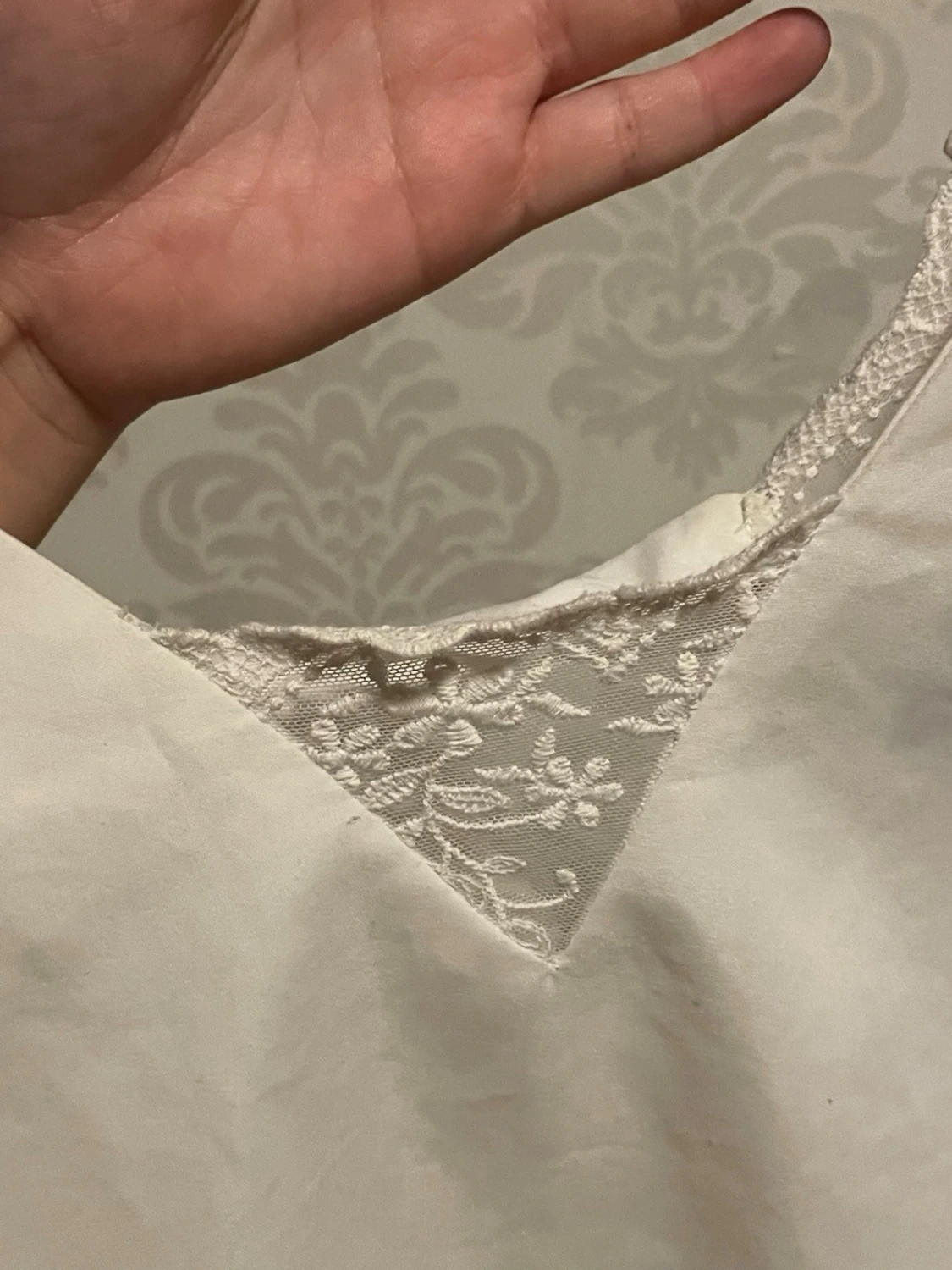 Vit blus med spetsdetaljer och rosett - 4