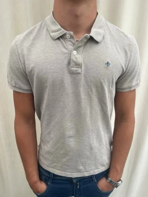 Morris piké - Otroligt snygg piké från Morris. Mycket bra skick. Strl L, personen på bilden är 185 cm lång. Skicka gärna prisförslag. Kika in min profil för mer schyssta plagg