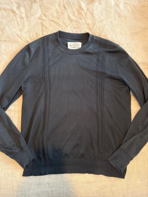 Maison Margiela Tröja  - Gör ont att behöva sälja denna men jag har insett att den är för liten. Storlek S men sitter mer åt xs hållet (är 181cm) köpt i en vintage butik i Köpenhamn förra året. Passar nog runt 175