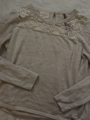 Tröja med spets  - Säljer dennna superfina tröja med spets upptill!! Tröjan är beige med glitter som dock inte syns så bra på bilderna. Tröjan är i stolek M men passar mig bra,  som vanligtvis har stolek S i tröjor!!💘💘💘