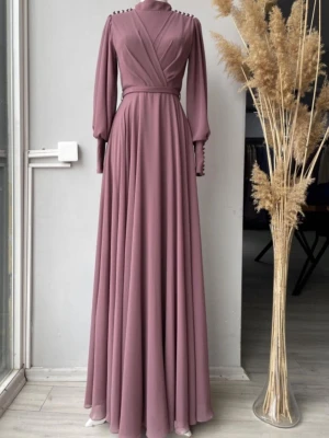 Lång lila/rosa beige ton omlottklänning - Superfin och elegant långklänning i lila med omlottdetalj, hög hals och fina puffärmar. Den sitter väldigt fint på och har en feminin siluett.  Köpt utomlands och endast använd en gång, så den är i väldigt fint skick och ser nästan helt ny ut. 🤍  Storlek 34 / XS. Jag är 166 cm och längden passar även med klackar.  Skriv gärna om du har några frågor eller vill se fler bilder! 🌸