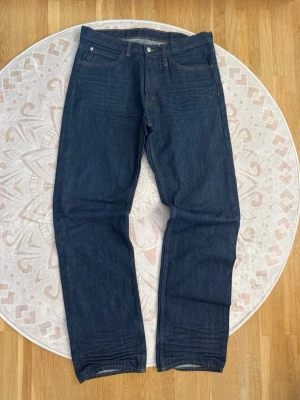 Cheap Monday raw denim - Storlek: W33/L34 Färg: Mörkblå Skick: Mycket bra  Klassiska jeans från Cheap Monday i mörkblå tvätt med klassisk 5-ficksmodell och rak passform. Tillverkade i bomull.  Se bilder för skick och detaljer.