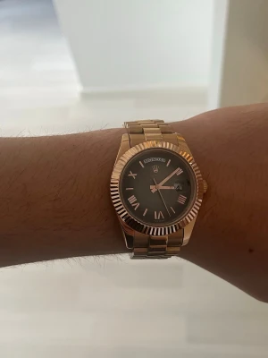 R!lex herr klocka  - 10/10 skick, endast använd 2 gånger. Mycket hög kvalitet väger en del & har även repfritt glas, som inte repas alls. Mycket snygg & matchande hör av er!, endast seriösa kunder 🤗 ( medföljer liten klock väska )