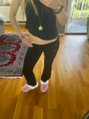 Svarta bootcut Yogapants OTP - Säljer ett par svarta Yogapants från OTP med bootcut-modell. Stretchigt material som sitter skönt och formar sig efter kroppen. Perfekta för en avslappnad och trendig look till gymmet