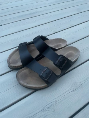 Svarta sandaler  - Ett par sandaler ifrån Monitor. Mycket bra skick, knappt använda det är endast spännena som är lite rostiga. Nypris ca 800