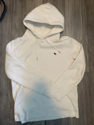 Abercombie & fitch - Vit hoodie storlek xs skriv vid närmsta intresse mått och fler bilder kan skickas privat öppen för bud såklart 😊