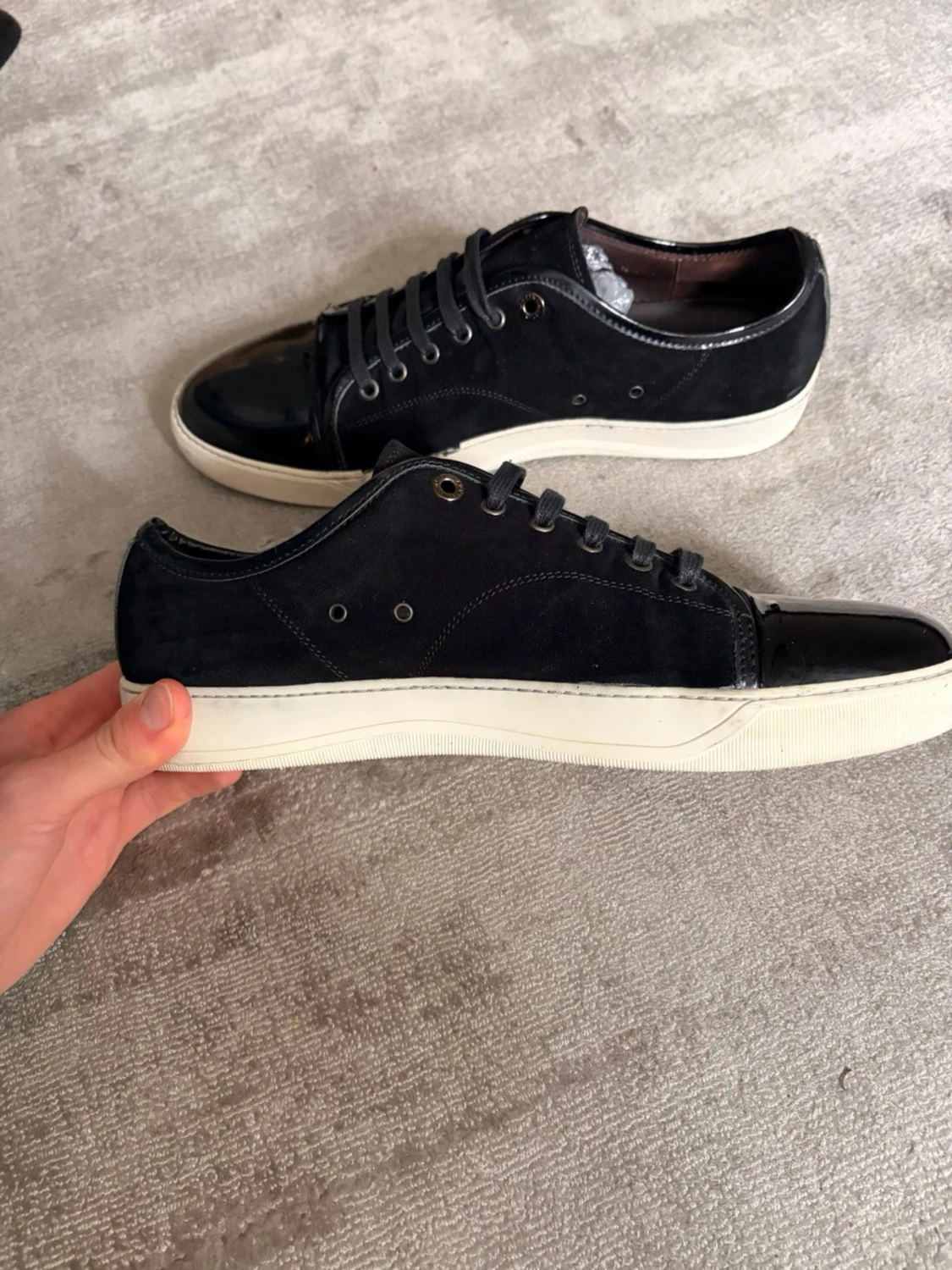 Svarta sneakers med lackdetaljer - 3