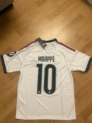 Mbappe tröja 26/27  - Real Madrid tröja från 26/27 säsongen Storlek S 