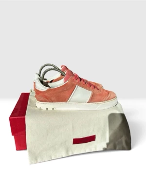Valentino Garavani rosa flycrews - Snygga sneakers från Valentino Garavani i rosa mocka med vita detaljer och vita sulor. Skorna har rosa skosnören och en klassisk låg silhuett. Perfekta för dig som vill ha något unikt och trendigt i garderoben. Alla nitar sitter kvar. Nypris ~6000kr säljs inte längre. Lite helldrag. Obs endast skorna medföljer.