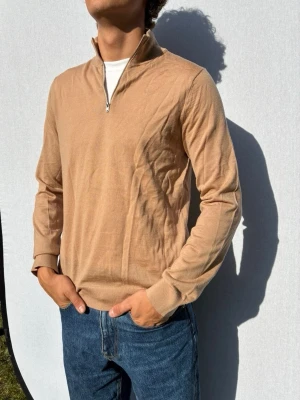 Riley Half Zip M - Hej och välkommen till byTorén. Detta är en half zip från Riley i storlek M med normal passform. Materialet är Merino. Modell på bild är ca 182, 67kg. Plagget är i bra skick utan några defekter. Tveka inte på att höra av dig, även om det skulle vara minsta lilla;)