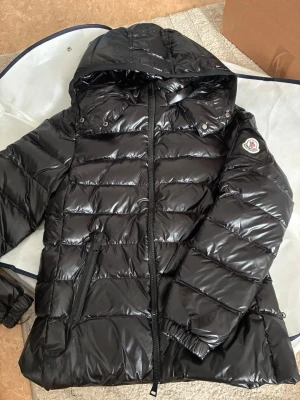 Moncler Bady jacka  - Jätte fin höst/vinterjacka i storlek 2, motsvarande till M men passar bäst på en S. Fortfarande i nyskick 💕 skickas med sin dust bag som den kan förvaras i. 