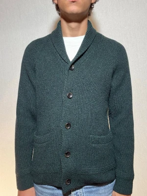 H&M Cardigan M - Hej och välkommen till byTorén. Detta är en kofta från H&M i storlek M med normal passform. Modell på bild är ca 182, 67kg. Plagget är i bra skick utan några defekter. Tveka inte på att höra av dig, även om det skulle vara minsta lilla;)