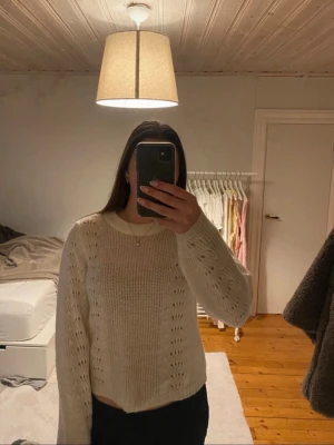 Stickad tröja - Super fin stickad tröja med lite detaljer.  Använd 1 gång, som ny.  Kan få tvättad om så önskas. Bara att skriva om ni har några funderingar eller vill ha fler bilder!