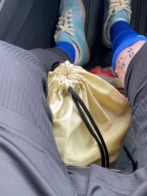 Turkosa maison margiela gats  - Säljer ett par sneakers i blått och turkost med vita skosnören och ljusbrun gummisula. Skorna har en klassisk låg siluett och är tillverkade i en mix av mocka och textil. Perfekta för dig som vill sticka ut med färg på fötterna. Storlek 43, lite slitna innuti men annars inga problem.