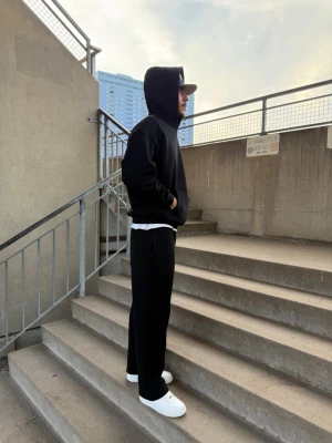 Comfy Tracksuit - Väldigt bekväm och stilren tracksuit i grå. Lätt den skönaste tracksuiten jag ägt och har nu fått chansen att dela med mig till några av er. 100% bomull, väldigt varm och passar perfekt inför hösten🍂 Modellen är 183cm och bär storlek M. Både storlek endast S tillgänglig