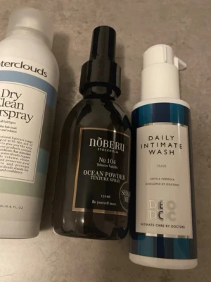 Tre skönhetsprodukter för män - helt nytt och oanvänt skönhetspaket för män. totalt butikspris är ca 687 kr (waterclouds 199 kr, nõberu 249 kr, deodoc 239 kr), så du gör ett riktigt superklipp! Paket med tre produkter: torrschampo från Waterclouds i vit och blå flaska, Nõberu Ocean Powder Texture Spray i svart flaska med guldtext samt Daily Intimate Wash för män i vit och blå pumpflaska. Perfekt för hårstyling och daglig hygien.