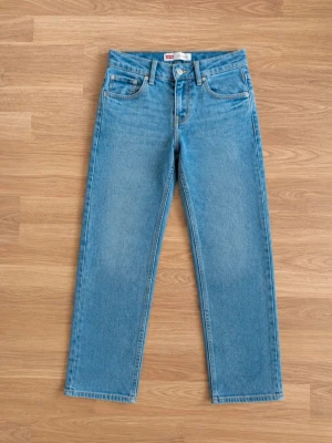 Ljusblå Levi’s Loose Taper jeans 👖 - Superfin klassisk denimtvätt med en avslappnad loose fit och avsmalnande ben. Snygg modell som passar perfekt till en baggy/avslappnad look. • Levi’s Loose Taper • Storlek 10A • Ljusblå denim • Loose/tapered passform • Klassisk Levi’s-patch baktill • 5-ficksmodell • Fint begagnat skick Jeansen ser väldigt fina ut och har massor av användning kvar. Se bilder för skick. Skriv gärna för midjemått, innerbenslängd eller fler bilder!