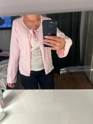 Rosa kofta - Rosa söt kofta från lager 157, aldrig använd. Storlek 160 men passar även mig som har s