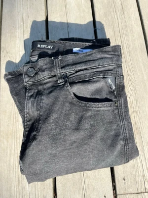 Svarta Replay jeans  - Säljer ett par svarta Repley jeans. Byxorna har en klassisk femficksmodell och diskret Replay-logga vid fickan. Storlek w29/32.  Jeansen har en snygg tvättad look och är perfekta till alla typer av outfits. Säljer eftersom de är för små. Byxorna är i ett ganska bra skick eftersom de har använts länge men har inga skador eller hål.  Egentligen mycket bra skick men lappen är på väg att tappa färg. Pris kan diskuteras 